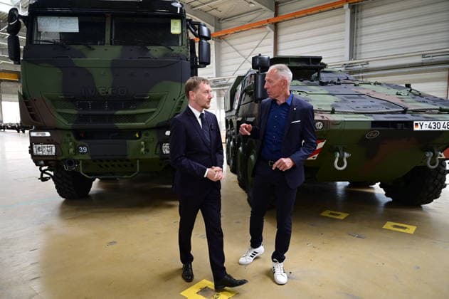 Michael Kretschmer, Ministerpräsident von Sachsen, steht bei seinem Besuch des deutsch-französischen Rüstungskonzerns KNDS neben Jens Lehmann (CDU), Abgeordneter im Bundestag, vor einem Militär LKW und einem Radpanzer Boxer der Bundeswehr. Im Rahmen des Besuchs des Ministerpräsidenten wird ein Überblick über die Transformation des Standorts gegeben. Görlitz, 30.06.2026 *** Michael Kretschmer, Minister President of Saxony, stands next to Jens Lehmann (CDU), a member of the Bundestag, in front of a military truck and a Bundeswehr Boxer wheeled armored vehicle. As part of the Minister President’s visit, an overview of the site’s transformation is provided. Görlitz, June 30, 2026 Copyright: xMatthiasxWehnertx
