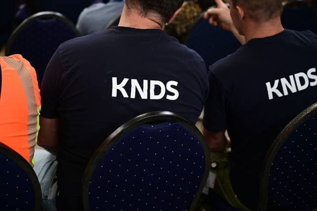 KNDS Werk Görlitz. KNDS Logos auf Arbeitsbekleidung der Beschäftigten. Im Rahmen des Besuchs des Ministerpräsidenten wird ein Überblick über die Transformation des Standorts gegeben. Görlitz, 30.06.2026 *** KNDS Görlitz Plant: KNDS Logos on Employees’ Work Clothing. As part of the Minister President’s visit, an overview of the site’s transformation will be provided. Görlitz, June 30, 2026 Copyright: xMatthiasxWehnertx