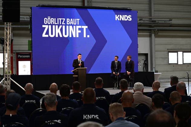 Standortleiter Enrico Blocksdorf, Ministerpräsident Michael Kretschmer und Florian Hohenwarter CEO KNDS Deutschland. Im Rahmen des Besuchs des Ministerpräsidenten wird ein Überblick über die Transformation des Standorts gegeben. Görlitz, 30.06.2026 *** Site Manager Enrico Blocksdorf, Minister President Michael Kretschmer, and Florian Hohenwarter, CEO of KNDS Germany. As part of the Minister President’s visit, an overview of the site’s transformation will be provided. Görlitz, June 30, 2026 Copyright: xMatthiasxWehnertx