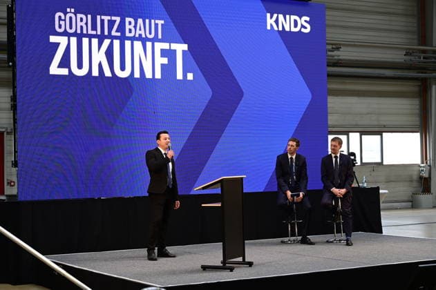 Standortleiter Enrico Blocksdorf, Ministerpräsident Michael Kretschmer und Florian Hohenwarter CEO KNDS Deutschland. Im Rahmen des Besuchs des Ministerpräsidenten wird ein Überblick über die Transformation des Standorts gegeben. Görlitz, 30.06.2026 *** Site Manager Enrico Blocksdorf, Minister President Michael Kretschmer, and Florian Hohenwarter, CEO of KNDS Germany. As part of the Minister President’s visit, an overview of the site’s transformation will be provided. Görlitz, June 30, 2026 Copyright: xMatthiasxWehnertx