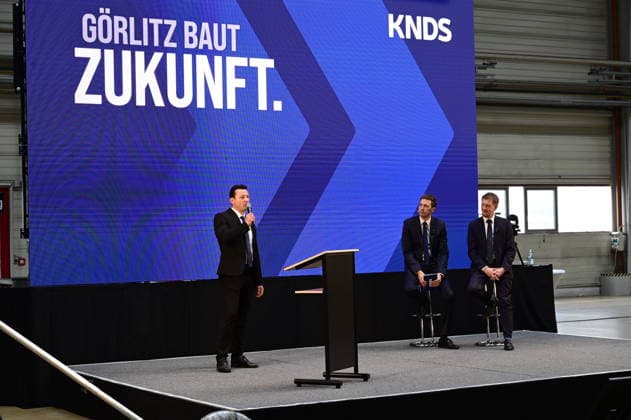 Standortleiter Enrico Blocksdorf, Ministerpräsident Michael Kretschmer und Florian Hohenwarter CEO KNDS Deutschland. Im Rahmen des Besuchs des Ministerpräsidenten wird ein Überblick über die Transformation des Standorts gegeben. Görlitz, 30.06.2026 *** Site Manager Enrico Blocksdorf, Minister President Michael Kretschmer, and Florian Hohenwarter, CEO of KNDS Germany. As part of the Minister President’s visit, an overview of the site’s transformation will be provided. Görlitz, June 30, 2026 Copyright: xMatthiasxWehnertx