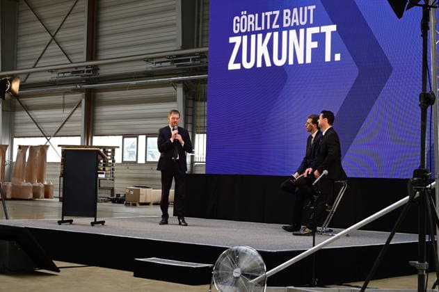 Ministerpräsident Michael Kretschmer; Florian Hohenwarter CEO KNDS Deutschland und Standortleiter Enrico Blocksdorf. Im Rahmen des Besuchs des Ministerpräsidenten wird ein Überblick über die Transformation des Standorts gegeben. Görlitz, 30.06.2026 *** Prime Minister Michael Kretschmer, Florian Hohenwarter, CEO of KNDS Germany, and Site Manager Enrico Blocksdorf. As part of the Prime Minister’s visit, an overview of the site’s transformation will be provided. Görlitz, June 30, 2026 Copyright: xMatthiasxWehnertx