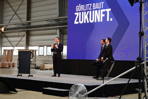 Ministerpräsident Michael Kretschmer; Florian Hohenwarter CEO KNDS Deutschland und Standortleiter Enrico Blocksdorf. Im Rahmen des Besuchs des Ministerpräsidenten wird ein Überblick über die Transformation des Standorts gegeben. Görlitz, 30.06.2026 *** Prime Minister Michael Kretschmer, Florian Hohenwarter, CEO of KNDS Germany, and Site Manager Enrico Blocksdorf. As part of the Prime Minister’s visit, an overview of the site’s transformation will be provided. Görlitz, June 30, 2026 Copyright: xMatthiasxWehnertx