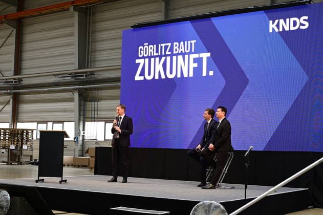 Ministerpräsident Michael Kretschmer; Florian Hohenwarter CEO KNDS Deutschland und Standortleiter Enrico Blocksdorf. Im Rahmen des Besuchs des Ministerpräsidenten wird ein Überblick über die Transformation des Standorts gegeben. Görlitz, 30.06.2026 *** Prime Minister Michael Kretschmer, Florian Hohenwarter, CEO of KNDS Germany, and Site Manager Enrico Blocksdorf. As part of the Prime Minister’s visit, an overview of the site’s transformation will be provided. Görlitz, June 30, 2026 Copyright: xMatthiasxWehnertx