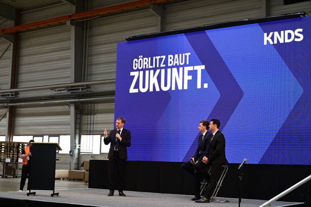 Ministerpräsident Michael Kretschmer; Florian Hohenwarter CEO KNDS Deutschland und Standortleiter Enrico Blocksdorf. Im Rahmen des Besuchs des Ministerpräsidenten wird ein Überblick über die Transformation des Standorts gegeben. Görlitz, 30.06.2026 *** Prime Minister Michael Kretschmer, Florian Hohenwarter, CEO of KNDS Germany, and Site Manager Enrico Blocksdorf. As part of the Prime Minister’s visit, an overview of the site’s transformation will be provided. Görlitz, June 30, 2026 Copyright: xMatthiasxWehnertx