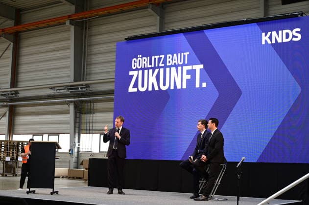 Ministerpräsident Michael Kretschmer; Florian Hohenwarter CEO KNDS Deutschland und Standortleiter Enrico Blocksdorf. Im Rahmen des Besuchs des Ministerpräsidenten wird ein Überblick über die Transformation des Standorts gegeben. Görlitz, 30.06.2026 *** Prime Minister Michael Kretschmer, Florian Hohenwarter, CEO of KNDS Germany, and Site Manager Enrico Blocksdorf. As part of the Prime Minister’s visit, an overview of the site’s transformation will be provided. Görlitz, June 30, 2026 Copyright: xMatthiasxWehnertx