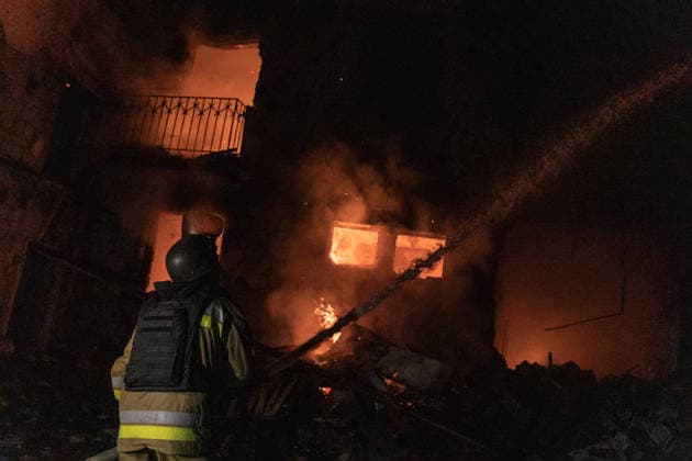 Aftermath of a Russian attack in Kramatorsk, Ukraine DRUZHKIVKA, UKRAINE - JUNE 30: Ukrainian firefighters try to extiunghish a fire at a burning building at night following a Russian bombardment of a residential area in Kramatorsk, Ukraine, 30 June 2026. Diego Herrera Carcedo Anadolu Kramatorsk Ukraine. Editorial use only. Please get in touch for any other usage.  Copyright: x2026xAnadoluxDiegoxHerreraxCarcedox