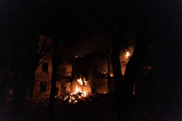 Aftermath of a Russian attack in Kramatorsk, Ukraine DRUZHKIVKA, UKRAINE - JUNE 30: Ukrainian firefighters try to extiunghish a fire at a burning building at night following a Russian bombardment of a residential area in Kramatorsk, Ukraine, 30 June 2026. Diego Herrera Carcedo Anadolu Kramatorsk Ukraine. Editorial use only. Please get in touch for any other usage.  Copyright: x2026xAnadoluxDiegoxHerreraxCarcedox