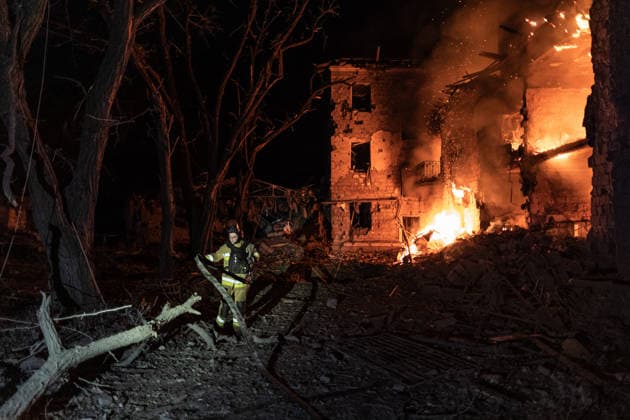 Aftermath of a Russian attack in Kramatorsk, Ukraine DRUZHKIVKA, UKRAINE - JUNE 30: Ukrainian firefighters try to extiunghish a fire at a burning building at night following a Russian bombardment of a residential area in Kramatorsk, Ukraine, 30 June 2026. Diego Herrera Carcedo Anadolu Kramatorsk Ukraine. Editorial use only. Please get in touch for any other usage.  Copyright: x2026xAnadoluxDiegoxHerreraxCarcedox