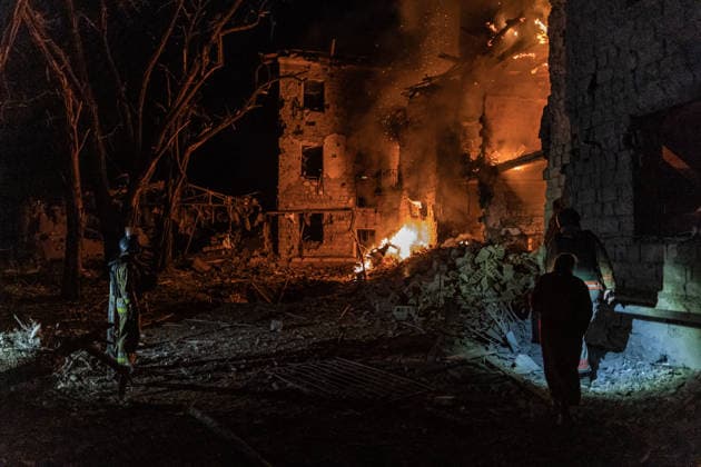 Aftermath of a Russian attack in Kramatorsk, Ukraine DRUZHKIVKA, UKRAINE - JUNE 30: Ukrainian firefighters try to extiunghish a fire at a burning building at night following a Russian bombardment of a residential area in Kramatorsk, Ukraine, 30 June 2026. Diego Herrera Carcedo Anadolu Kramatorsk Ukraine. Editorial use only. Please get in touch for any other usage.  Copyright: x2026xAnadoluxDiegoxHerreraxCarcedox
