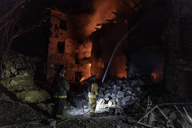 Aftermath of a Russian attack in Kramatorsk, Ukraine DRUZHKIVKA, UKRAINE - JUNE 30: Ukrainian firefighters try to extiunghish a fire at a burning building at night following a Russian bombardment of a residential area in Kramatorsk, Ukraine, 30 June 2026. Diego Herrera Carcedo Anadolu Kramatorsk Ukraine. Editorial use only. Please get in touch for any other usage.  Copyright: x2026xAnadoluxDiegoxHerreraxCarcedox