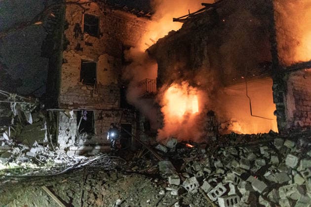 Aftermath of a Russian attack in Kramatorsk, Ukraine DRUZHKIVKA, UKRAINE - JUNE 30: Ukrainian firefighters try to extiunghish a fire at a burning building at night following a Russian bombardment of a residential area in Kramatorsk, Ukraine, 30 June 2026. Diego Herrera Carcedo Anadolu Kramatorsk Ukraine. Editorial use only. Please get in touch for any other usage.  Copyright: x2026xAnadoluxDiegoxHerreraxCarcedox