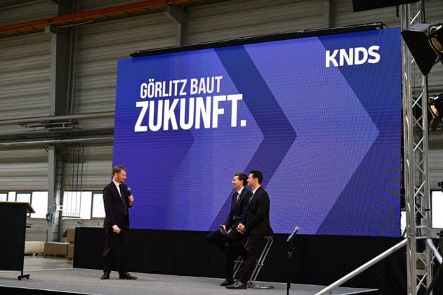 Ministerpräsident Michael Kretschmer; Florian Hohenwarter CEO KNDS Deutschland und Standortleiter Enrico Blocksdorf. Im Rahmen des Besuchs des Ministerpräsidenten wird ein Überblick über die Transformation des Standorts gegeben. Görlitz, 30.06.2026 *** Prime Minister Michael Kretschmer, Florian Hohenwarter, CEO of KNDS Germany, and Site Manager Enrico Blocksdorf. As part of the Prime Minister’s visit, an overview of the site’s transformation will be provided. Görlitz, June 30, 2026 Copyright: xMatthiasxWehnertx