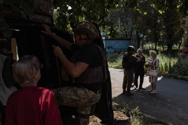 White Angels police unit evacuates civilians from Druzhkivka DRUZHKIVKA, UKRAINE - JUNE 30: ‘White Angels’ police unit evacuate civilians in Druzhkivka, Ukraine on June 30, 2026. Diego Herrera Carcedo Anadolu Druzhkivka Ukraine. Editorial use only. Please get in touch for any other usage.  Copyright: x2026xAnadoluxDiegoxHerreraxCarcedox