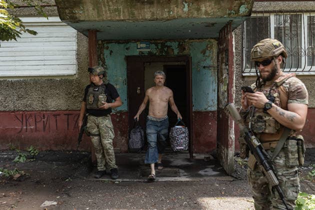 White Angels police unit evacuates civilians from Druzhkivka DRUZHKIVKA, UKRAINE - JUNE 30: ‘White Angels’ police unit evacuate civilians in Druzhkivka, Ukraine on June 30, 2026. Diego Herrera Carcedo Anadolu Druzhkivka Ukraine. Editorial use only. Please get in touch for any other usage.  Copyright: x2026xAnadoluxDiegoxHerreraxCarcedox