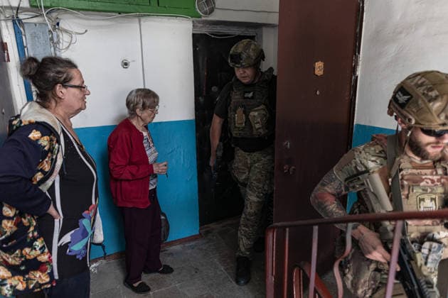 White Angels police unit evacuates civilians from Druzhkivka DRUZHKIVKA, UKRAINE - JUNE 30: ‘White Angels’ police unit evacuate civilians in Druzhkivka, Ukraine on June 30, 2026. Diego Herrera Carcedo Anadolu Druzhkivka Ukraine. Editorial use only. Please get in touch for any other usage.  Copyright: x2026xAnadoluxDiegoxHerreraxCarcedox