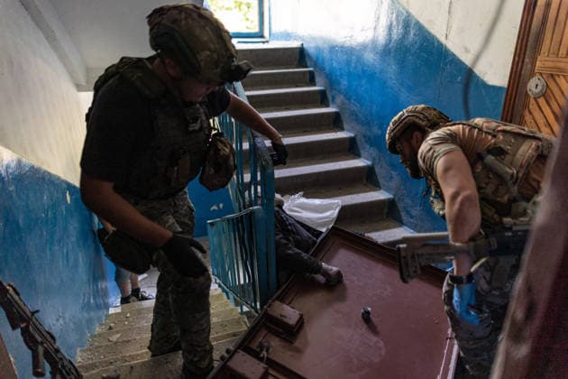 White Angels police unit evacuates civilians from Druzhkivka DRUZHKIVKA, UKRAINE - JUNE 30: ‘White Angels’ police unit evacuate civilians in Druzhkivka, Ukraine on June 30, 2026. Diego Herrera Carcedo Anadolu Druzhkivka Ukraine. Editorial use only. Please get in touch for any other usage.  Copyright: x2026xAnadoluxDiegoxHerreraxCarcedox