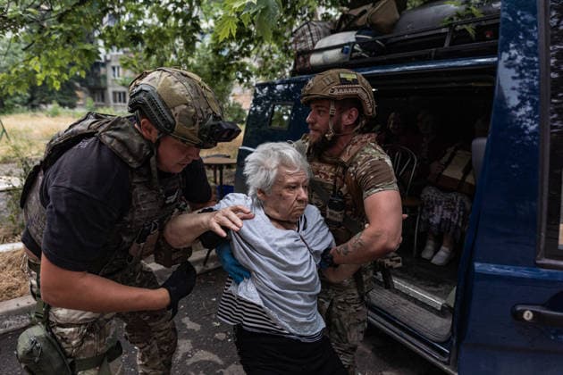 White Angels police unit evacuates civilians from Druzhkivka DRUZHKIVKA, UKRAINE - JUNE 30: ‘White Angels’ police unit evacuate civilians in Druzhkivka, Ukraine on June 30, 2026. Diego Herrera Carcedo Anadolu Druzhkivka Ukraine. Editorial use only. Please get in touch for any other usage.  Copyright: x2026xAnadoluxDiegoxHerreraxCarcedox