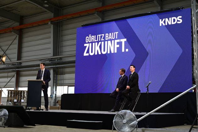 Florian Hohenwarter CEO KNDS Deutschland, Ministerpräsident Michael Kretschmer; Standortleiter Enrico Blocksdorf. Im Rahmen des Besuchs des Ministerpräsidenten wird ein Überblick über die Transformation des Standorts gegeben. Görlitz, 30.06.2026 *** Florian Hohenwarter, CEO of KNDS Germany; Minister President Michael Kretschmer; Site Manager Enrico Blocksdorf. As part of the Minister President’s visit, an overview of the site’s transformation will be provided. Görlitz, June 30, 2026 Copyright: xMatthiasxWehnertx