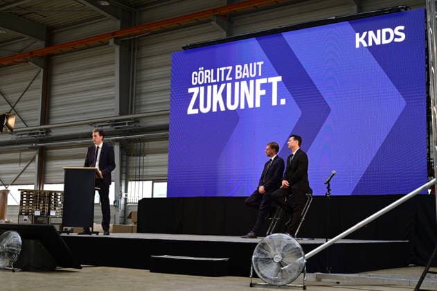 Florian Hohenwarter CEO KNDS Deutschland, Ministerpräsident Michael Kretschmer; Standortleiter Enrico Blocksdorf. Im Rahmen des Besuchs des Ministerpräsidenten wird ein Überblick über die Transformation des Standorts gegeben. Görlitz, 30.06.2026 *** Florian Hohenwarter, CEO of KNDS Germany; Minister President Michael Kretschmer; Site Manager Enrico Blocksdorf. As part of the Minister President’s visit, an overview of the site’s transformation will be provided. Görlitz, June 30, 2026 Copyright: xMatthiasxWehnertx