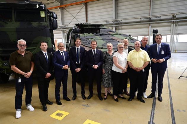 KNDS Werk Görlitz. Standortleiter Enrico Blocksdorf, Octavian Ursu, Florian Hohenwarter CEO KNDS Deutschland; Ministerpräsident Michael Kretschmer; Landrat Stephan Meyer, Florian Oest und Stadträte . Im Rahmen des Besuchs des Ministerpräsidenten wird ein Überblick über die Transformation des Standorts gegeben. Görlitz, 30.06.2026 *** Enrico Blocksdorf, Site Manager at KNDS Görlitz, Octavian Ursu, Florian Hohenwarter, CEO of KNDS Germany; Minister President Michael Kretschmer; District Administrator Stephan Meyer; Florian Oest; and city council members. As part of the Minister President’s visit, an overview of the site’s transformation will be provided. Görlitz, June 30, 2026 Copyright: xMatthiasxWehnertx