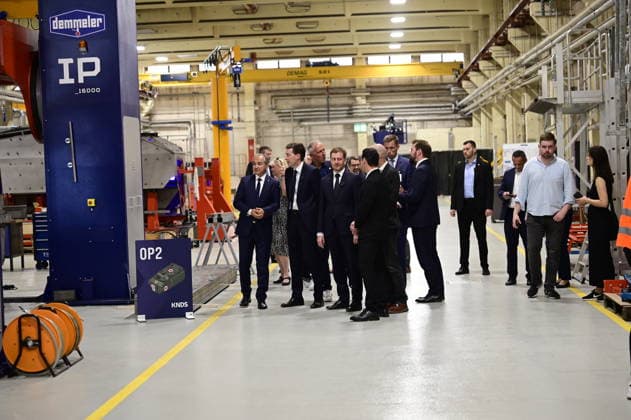 KNDS Werk Görlitz. Fertigungshalle GTK Boxer, Sanitätsfahrzeug (sgSanKfz) der Bundeswehr. Florian Hohenwarter CEO KNDS Deutschland; Ministerpräsident Michael Kretschmer; Standortleiter Enrico Blocksdorf. Im Rahmen des Besuchs des Ministerpräsidenten wird ein Überblick über die Transformation des Standorts gegeben. Görlitz, 30.06.2026 *** KNDS Görlitz Plant, GTK Boxer Production Hall, Bundeswehr sgSanKfz Medical Vehicle Florian Hohenwarter, CEO of KNDS Germany; Minister President Michael Kretschmer; Site Manager Enrico Blocksdorf. As part of the Minister President’s visit, an overview of the site’s transformation will be provided. Görlitz, June 30, 2026 Copyright: xMatthiasxWehnertx