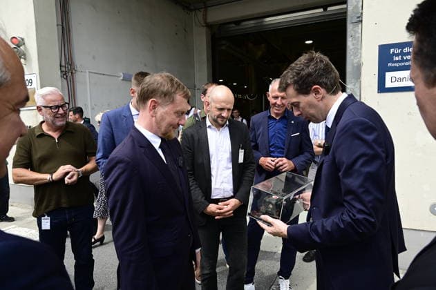 KDNS Werk Görlitz. Michael Kretschmer, Landrat Stephan Meyer und Florian Hohenwarter CEO KNDS Deutschland. Im Rahmen des Besuchs des Ministerpräsidenten wird ein Überblick über die Transformation des Standorts gegeben. Görlitz, 30.06.2026 *** KDNS Görlitz Plant: Michael Kretschmer, District Administrator Stephan Meyer, and Florian Hohenwarter, CEO of KDNS Germany. As part of the Minister President’s visit, an overview of the site’s transformation will be provided. Görlitz, June 30, 2026 Copyright: xMatthiasxWehnertx