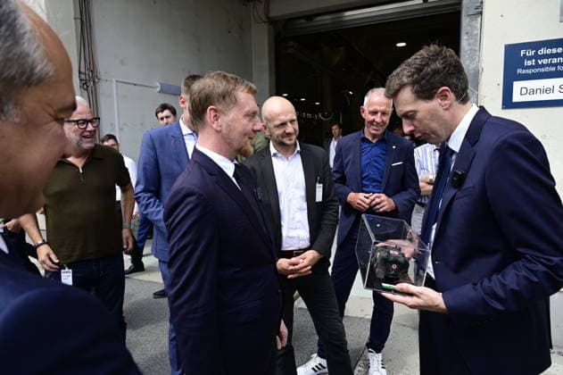 KDNS Werk Görlitz. Michael Kretschmer, Landrat Stephan Meyer und Florian Hohenwarter CEO KNDS Deutschland. Im Rahmen des Besuchs des Ministerpräsidenten wird ein Überblick über die Transformation des Standorts gegeben. Görlitz, 30.06.2026 *** KDNS Görlitz Plant: Michael Kretschmer, District Administrator Stephan Meyer, and Florian Hohenwarter, CEO of KDNS Germany. As part of the Minister President’s visit, an overview of the site’s transformation will be provided. Görlitz, June 30, 2026 Copyright: xMatthiasxWehnertx