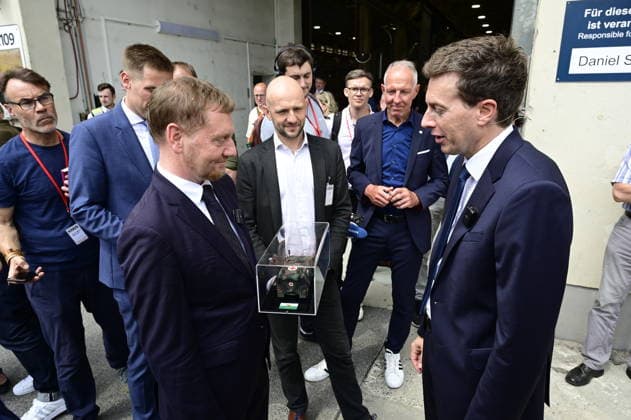 KDNS Werk Görlitz. Michael Kretschmer, Landrat Stephan Meyer und Florian Hohenwarter CEO KNDS Deutschland. Im Rahmen des Besuchs des Ministerpräsidenten wird ein Überblick über die Transformation des Standorts gegeben. Görlitz, 30.06.2026 *** KDNS Görlitz Plant: Michael Kretschmer, District Administrator Stephan Meyer, and Florian Hohenwarter, CEO of KDNS Germany. As part of the Minister President’s visit, an overview of the site’s transformation will be provided. Görlitz, June 30, 2026 Copyright: xMatthiasxWehnertx