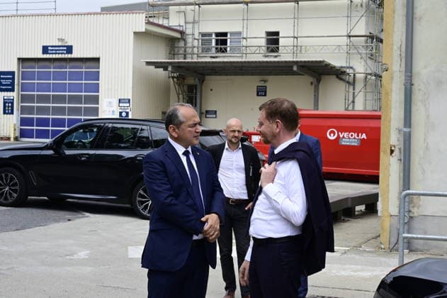 KDNS Werk Görlitz. Octavian Ursu, Stephan Meyer und Ministerpräsident Michael Kretschmer. Im Rahmen des Besuchs des Ministerpräsidenten wird ein Überblick über die Transformation des Standorts gegeben. Görlitz, 30.06.2026 *** KDNS Görlitz Plant: Octavian Ursu, Stephan Meyer, and Minister President Michael Kretschmer. As part of the Minister President’s visit, an overview of the site’s transformation will be provided. Görlitz, June 30, 2026 Copyright: xMatthiasxWehnertx