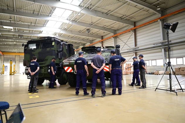 KDNS Werk Görlitz. Mitarbeiter von KNDS stehen an einem GTK Boxer, Sanitätsfahrzeug (sgSanKfz) der Bundeswehr, während des Besuchs von Sachsens Ministerpräsident Kretschmer beim deutsch-französischen Rüstungskonzern. Im Rahmen des Besuchs des Ministerpräsidenten wird ein Überblick über die Transformation des Standorts gegeben. Görlitz, 30.06.2026 *** KDNS Görlitz Plant: KDNS employees stand next to a GTK Boxer, a Bundeswehr medical vehicle (sgSanKfz), during Saxony’s Minister President Kretschmer’s visit to the German-French defense contractor. As part of the Minister President’s visit, an overview of the site’s transformation is provided. Görlitz, June 30, 2026 Copyright: xMatthiasxWehnertx