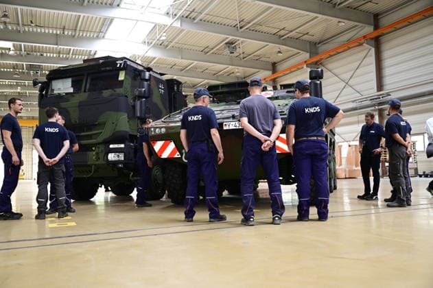 KDNS Werk Görlitz. Mitarbeiter von KNDS stehen an einem GTK Boxer, Sanitätsfahrzeug (sgSanKfz) der Bundeswehr, während des Besuchs von Sachsens Ministerpräsident Kretschmer beim deutsch-französischen Rüstungskonzern. Im Rahmen des Besuchs des Ministerpräsidenten wird ein Überblick über die Transformation des Standorts gegeben. Görlitz, 30.06.2026 *** KDNS Görlitz Plant: KDNS employees stand next to a GTK Boxer, a Bundeswehr medical vehicle (sgSanKfz), during Saxony’s Minister President Kretschmer’s visit to the German-French defense contractor. As part of the Minister President’s visit, an overview of the site’s transformation is provided. Görlitz, June 30, 2026 Copyright: xMatthiasxWehnertx