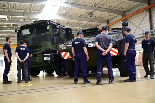 KDNS Werk Görlitz. Mitarbeiter von KNDS stehen an einem GTK Boxer, Sanitätsfahrzeug (sgSanKfz) der Bundeswehr, während des Besuchs von Sachsens Ministerpräsident Kretschmer beim deutsch-französischen Rüstungskonzern. Im Rahmen des Besuchs des Ministerpräsidenten wird ein Überblick über die Transformation des Standorts gegeben. Görlitz, 30.06.2026 *** KDNS Görlitz Plant: KDNS employees stand next to a GTK Boxer, a Bundeswehr medical vehicle (sgSanKfz), during Saxony’s Minister President Kretschmer’s visit to the German-French defense contractor. As part of the Minister President’s visit, an overview of the site’s transformation is provided. Görlitz, June 30, 2026 Copyright: xMatthiasxWehnertx