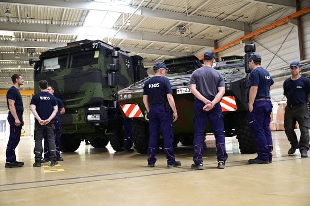 KDNS Werk Görlitz. Mitarbeiter von KNDS stehen an einem GTK Boxer, Sanitätsfahrzeug (sgSanKfz) der Bundeswehr, während des Besuchs von Sachsens Ministerpräsident Kretschmer beim deutsch-französischen Rüstungskonzern. Im Rahmen des Besuchs des Ministerpräsidenten wird ein Überblick über die Transformation des Standorts gegeben. Görlitz, 30.06.2026 *** KDNS Görlitz Plant: KDNS employees stand next to a GTK Boxer, a Bundeswehr medical vehicle (sgSanKfz), during Saxony’s Minister President Kretschmer’s visit to the German-French defense contractor. As part of the Minister President’s visit, an overview of the site’s transformation is provided. Görlitz, June 30, 2026 Copyright: xMatthiasxWehnertx