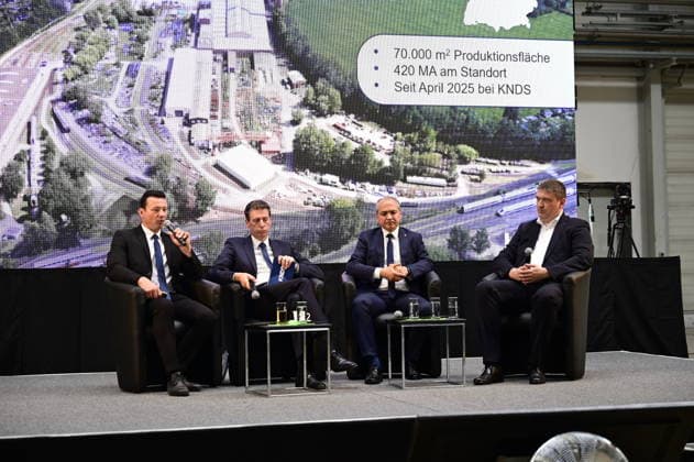 KDNS Werk Görlitz. Standortleiter Enrico Blocksdorf, Florian Hohenwarter CEO KNDS Deutschland, Octavian Ursu und Axel Kempfle. Im Rahmen des Besuchs des Ministerpräsidenten wird ein Überblick über die Transformation des Standorts gegeben. Görlitz, 30.06.2026 *** Enrico Blocksdorf, Site Manager at the KDNS Görlitz plant; Florian Hohenwarter, CEO of KDNS Germany; Octavian Ursu; and Axel Kempfle. As part of the Minister President’s visit, an overview of the site’s transformation will be provided. Görlitz, June 30, 2026 Copyright: xMatthiasxWehnertx