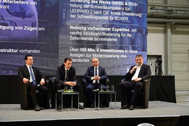 KDNS Werk Görlitz. Standortleiter Enrico Blocksdorf, Florian Hohenwarter CEO KNDS Deutschland, Octavian Ursu und Axel Kempfle. Im Rahmen des Besuchs des Ministerpräsidenten wird ein Überblick über die Transformation des Standorts gegeben. Görlitz, 30.06.2026 *** Enrico Blocksdorf, Site Manager at the KDNS Görlitz plant; Florian Hohenwarter, CEO of KDNS Germany; Octavian Ursu; and Axel Kempfle. As part of the Minister President’s visit, an overview of the site’s transformation will be provided. Görlitz, June 30, 2026 Copyright: xMatthiasxWehnertx
