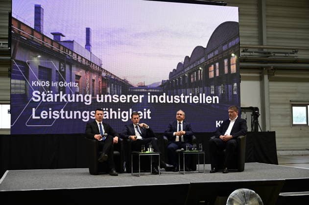 KDNS Werk Görlitz. Standortleiter Enrico Blocksdorf, Florian Hohenwarter CEO KNDS Deutschland, Octavian Ursu und Axel Kempfle. Im Rahmen des Besuchs des Ministerpräsidenten wird ein Überblick über die Transformation des Standorts gegeben. Görlitz, 30.06.2026 *** Enrico Blocksdorf, Site Manager at the KDNS Görlitz plant; Florian Hohenwarter, CEO of KDNS Germany; Octavian Ursu; and Axel Kempfle. As part of the Minister President’s visit, an overview of the site’s transformation will be provided. Görlitz, June 30, 2026 Copyright: xMatthiasxWehnertx