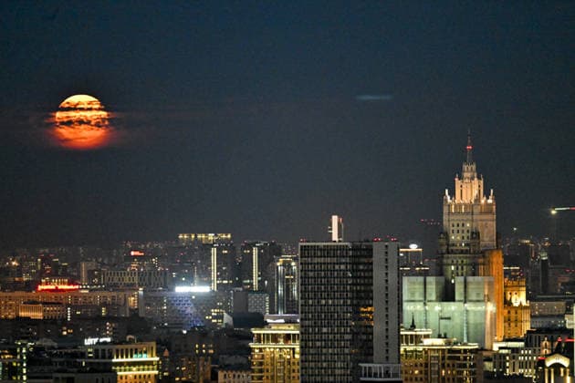 Full Moon in Moscow MOSCOW, RUSSIA - JUNE 30: A large, reddish full moon glows in the night sky over the illuminated cityscape and historic skyscrapers of Moscow, Russia, on June 30, 2026. A full moon is viewed in Russia s capital city of Moscow. Sefa Karacan Anadolu Moscow Russia. Editorial use only. Please get in touch for any other usage.  Copyright: x2026xAnadoluxSefaxKaracanx