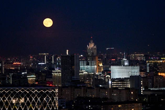 Full Moon in Moscow MOSCOW, RUSSIA - JUNE 30: Full moon glows in the night sky over the illuminated cityscape and historic skyscrapers of Moscow, Russia, on June 30, 2026. Sefa Karacan Anadolu Moscow Russia. Editorial use only. Please get in touch for any other usage.  Copyright: x2026xAnadoluxSefaxKaracanx