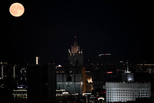 Full Moon in Moscow MOSCOW, RUSSIA - JUNE 30: Full moon glows in the night sky over the illuminated cityscape and historic skyscrapers of Moscow, Russia, on June 30, 2026. Sefa Karacan Anadolu Moscow Russia. Editorial use only. Please get in touch for any other usage.  Copyright: x2026xAnadoluxSefaxKaracanx