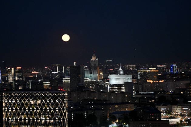 Full Moon in Moscow MOSCOW, RUSSIA - JUNE 30: Full moon glows in the night sky over the illuminated cityscape and historic skyscrapers of Moscow, Russia, on June 30, 2026. Sefa Karacan Anadolu Moscow Russia. Editorial use only. Please get in touch for any other usage.  Copyright: x2026xAnadoluxSefaxKaracanx