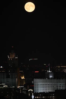Full Moon in Moscow MOSCOW, RUSSIA - JUNE 30: Full moon glows in the night sky over the illuminated cityscape and historic skyscrapers of Moscow, Russia, on June 30, 2026. Sefa Karacan Anadolu Moscow Russia. Editorial use only. Please get in touch for any other usage.  Copyright: x2026xAnadoluxSefaxKaracanx