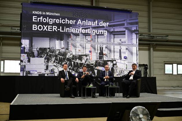 KDNS Werk Görlitz. Standortleiter Enrico Blocksdorf, Florian Hohenwarter CEO KNDS Deutschland, Octavian Ursu und Axel Kempfle. Im Rahmen des Besuchs des Ministerpräsidenten wird ein Überblick über die Transformation des Standorts gegeben. Görlitz, 30.06.2026 *** Enrico Blocksdorf, Site Manager at the KDNS Görlitz plant; Florian Hohenwarter, CEO of KDNS Germany; Octavian Ursu; and Axel Kempfle. As part of the Minister President’s visit, an overview of the site’s transformation will be provided. Görlitz, June 30, 2026 Copyright: xMatthiasxWehnertx