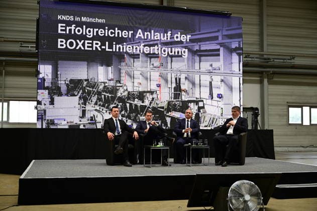 KDNS Werk Görlitz. Standortleiter Enrico Blocksdorf, Florian Hohenwarter CEO KNDS Deutschland, Octavian Ursu und Axel Kempfle. Im Rahmen des Besuchs des Ministerpräsidenten wird ein Überblick über die Transformation des Standorts gegeben. Görlitz, 30.06.2026 *** Enrico Blocksdorf, Site Manager at the KDNS Görlitz plant; Florian Hohenwarter, CEO of KDNS Germany; Octavian Ursu; and Axel Kempfle. As part of the Minister President’s visit, an overview of the site’s transformation will be provided. Görlitz, June 30, 2026 Copyright: xMatthiasxWehnertx