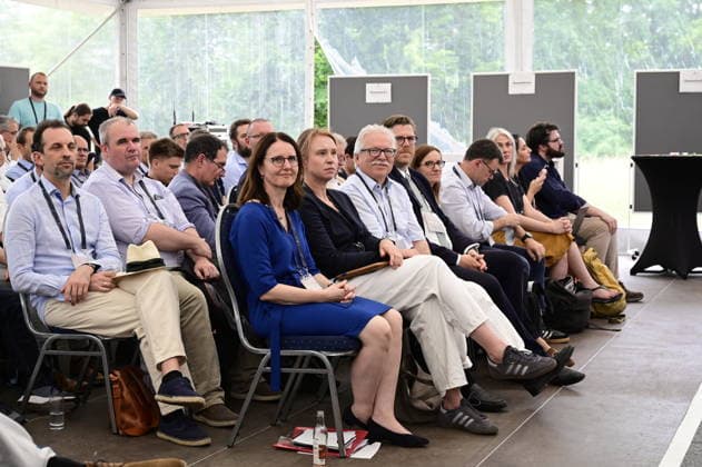 Staatssekretärin Prof. Dr. Heike Graßmann, Günther Hasinger und Benedikt Hummel bei der Netzwerkveranstaltung Das DZA ein neuer Akteur in der sächsischen Forschungslandschaft des Deutschen Zentrums für Astrophysik im Kahlbaum-Areal. Görlitz, 30.06.2026 *** State Secretary Prof. Dr. Heike Graßmann, Günther Hasinger, and Benedikt Hummel at the networking event The DZA: A New Player in Saxony’s Research Landscape, hosted by the German Center for Astrophysics at the Kahlbaum Areal in Görlitz, June 30, 2026 Copyright: xMatthiasxWehnertx