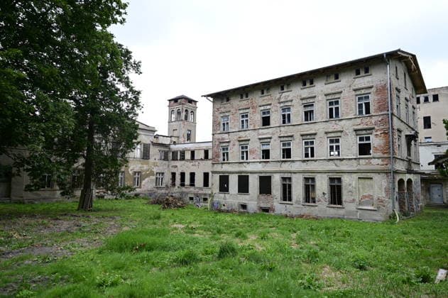 Blick auf das Kahlbaum-Areal, welches der neue Campus des Deutschen Zentrums für Astrophysik (DZA) werden soll. Auf dem Kahlbaum-Gelände sollen künftig etwa 1.000 Mitarbeitende die Astrophysik- Forschung voranbringen. Dort sollen unter anderem Labore und Werkstätten errichtet werden. Etwa ein Drittel aller DZA-Beschäftigten werden Wissenschaftlerinnen und Wis- senschaftler sein. Weitere zwei Drittel werden im administrativ-technischen Bereich tätig sein. Die nichtwissenschaftlichen Jobfelder reichen von Handwerksberufen bis Bürojobs. Görlitz, 30.06.2026 *** View of the Kahlbaum site, which is set to become the new campus of the German Center for Astrophysics (DZA). In the future, approximately 1,000 employees will advance astro Copyright: xMatthiasxWehnertx