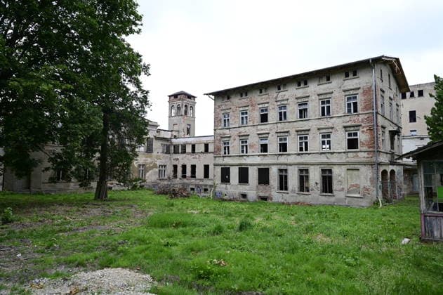 Blick auf das Kahlbaum-Areal, welches der neue Campus des Deutschen Zentrums für Astrophysik (DZA) werden soll. Auf dem Kahlbaum-Gelände sollen künftig etwa 1.000 Mitarbeitende die Astrophysik- Forschung voranbringen. Dort sollen unter anderem Labore und Werkstätten errichtet werden. Etwa ein Drittel aller DZA-Beschäftigten werden Wissenschaftlerinnen und Wis- senschaftler sein. Weitere zwei Drittel werden im administrativ-technischen Bereich tätig sein. Die nichtwissenschaftlichen Jobfelder reichen von Handwerksberufen bis Bürojobs. Görlitz, 30.06.2026 *** View of the Kahlbaum site, which is set to become the new campus of the German Center for Astrophysics (DZA). In the future, approximately 1,000 employees will advance astro Copyright: xMatthiasxWehnertx