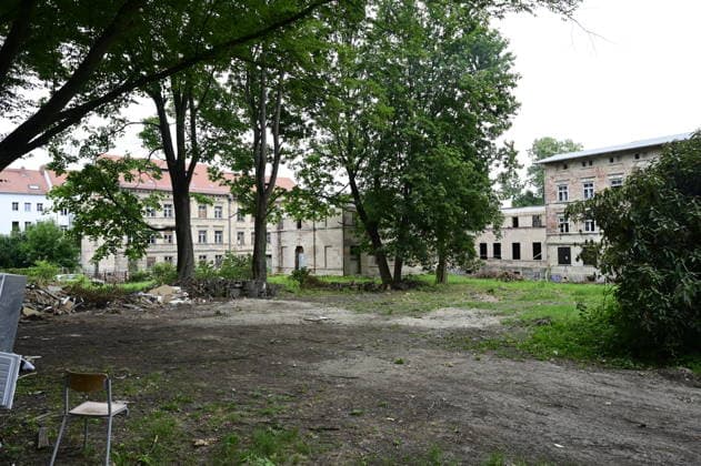 Blick auf das Kahlbaum-Areal, welches der neue Campus des Deutschen Zentrums für Astrophysik (DZA) werden soll. Auf dem Kahlbaum-Gelände sollen künftig etwa 1.000 Mitarbeitende die Astrophysik- Forschung voranbringen. Dort sollen unter anderem Labore und Werkstätten errichtet werden. Etwa ein Drittel aller DZA-Beschäftigten werden Wissenschaftlerinnen und Wis- senschaftler sein. Weitere zwei Drittel werden im administrativ-technischen Bereich tätig sein. Die nichtwissenschaftlichen Jobfelder reichen von Handwerksberufen bis Bürojobs. Görlitz, 30.06.2026 *** View of the Kahlbaum site, which is set to become the new campus of the German Center for Astrophysics (DZA). In the future, approximately 1,000 employees will advance astro Copyright: xMatthiasxWehnertx