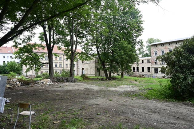 Blick auf das Kahlbaum-Areal, welches der neue Campus des Deutschen Zentrums für Astrophysik (DZA) werden soll. Auf dem Kahlbaum-Gelände sollen künftig etwa 1.000 Mitarbeitende die Astrophysik- Forschung voranbringen. Dort sollen unter anderem Labore und Werkstätten errichtet werden. Etwa ein Drittel aller DZA-Beschäftigten werden Wissenschaftlerinnen und Wis- senschaftler sein. Weitere zwei Drittel werden im administrativ-technischen Bereich tätig sein. Die nichtwissenschaftlichen Jobfelder reichen von Handwerksberufen bis Bürojobs. Görlitz, 30.06.2026 *** View of the Kahlbaum site, which is set to become the new campus of the German Center for Astrophysics (DZA). In the future, approximately 1,000 employees will advance astro Copyright: xMatthiasxWehnertx