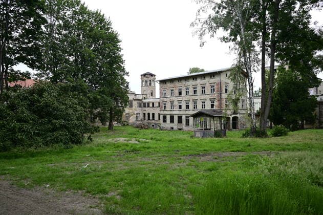 Blick auf das Kahlbaum-Areal, welches der neue Campus des Deutschen Zentrums für Astrophysik (DZA) werden soll. Auf dem Kahlbaum-Gelände sollen künftig etwa 1.000 Mitarbeitende die Astrophysik- Forschung voranbringen. Dort sollen unter anderem Labore und Werkstätten errichtet werden. Etwa ein Drittel aller DZA-Beschäftigten werden Wissenschaftlerinnen und Wis- senschaftler sein. Weitere zwei Drittel werden im administrativ-technischen Bereich tätig sein. Die nichtwissenschaftlichen Jobfelder reichen von Handwerksberufen bis Bürojobs. Görlitz, 30.06.2026 *** View of the Kahlbaum site, which is set to become the new campus of the German Center for Astrophysics (DZA). In the future, approximately 1,000 employees will advance astro Copyright: xMatthiasxWehnertx